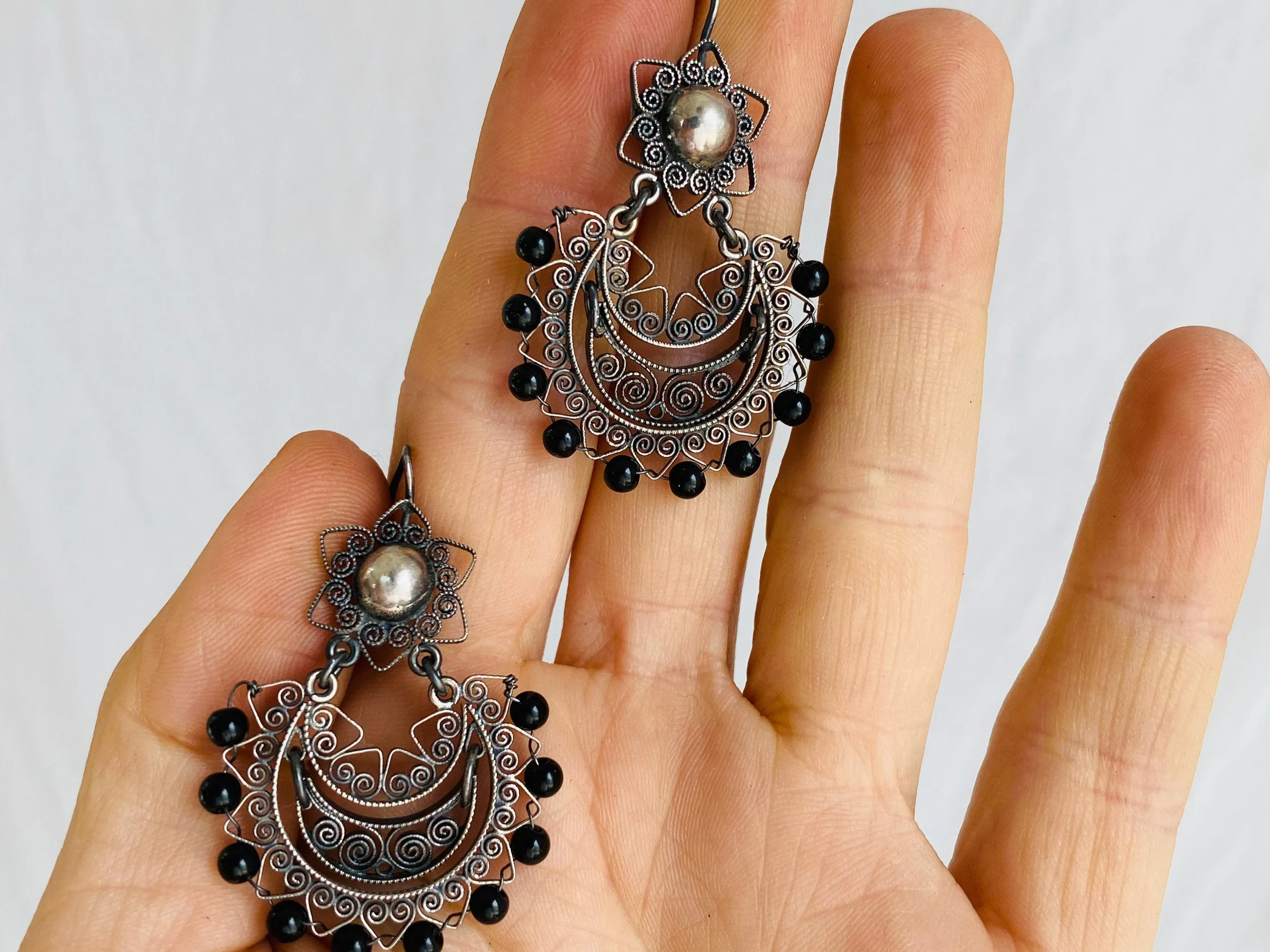 Vintage Oaxacan Filigree Earrings With Onyx. Sterling Silver. Mexico. Frida Kahlo